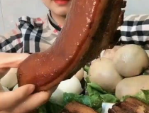 小姐姐生吃猪肉,小姐姐勇敢尝试生吃猪肉